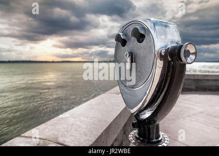 Jumelles à pièces sur Ellis Island, pointant vers l'île de Manhattan au crépuscule Banque D'Images