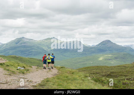 L'Escalier du diable, Glencoe, Ecosse - West Highland Way marcheurs et vue sur les montagnes Mamores à partir du haut de l'Escalier du Diable Banque D'Images