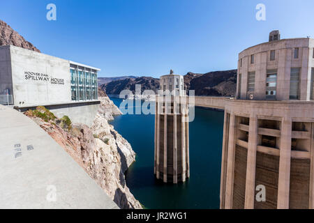 La vue de la chaussée pour les touristes à marcher vers le centre de l'expérience à la Hoover Dam, Arizona, États-Unis d'Amérique Banque D'Images