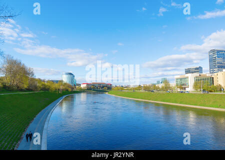 Vilnius, Lituanie - 30 Avril 2017 : deux ponts sur la rivière Neris à Vilnius en Lituanie. Banque D'Images