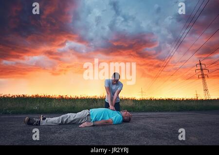 Réanimation spectaculaire sur la route au cours de la spectaculaire tempête au soleil colorés. Thèmes de sauvetage, aide et espoir. Banque D'Images