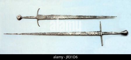 L'armement Sword (épée chevaleresque) a été la plus répandue de type épée dans le haut Moyen-Âge. C'était un droit, arme à double tranchant avec une seule main et un garde cruciforme longueur de lame d'environ 28 à 31 pouces. Le type est fréquemment représenté dans l'oeuvre de la période, et de nombreux exemples archéologique ont été conservés. La grande épée médiévale de l'époque romane (10ème-13ème siècles) se développe progressivement à partir de l'époque carolingienne (épée spatha) du 9ème siècle. À la fin du Moyen Age (xive et xve siècles), la fin de formes de ces épées ont continué à être utilisés, mais souvent comme un Banque D'Images