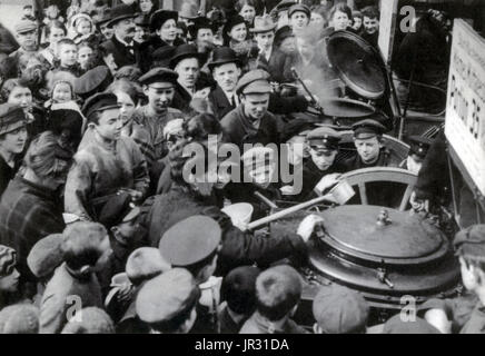 Les personnes en attente de soupe dans Berlin, 1916. Le blocus de l'Allemagne, à partir de 1914-19, a été une opération navale prolongée menée par les puissances alliées pendant et après la PREMIÈRE GUERRE MONDIALE dans un effort visant à restreindre l'approvisionnement maritime de marchandises pour les Puissances centrales. Il est considéré comme l'un des éléments clés de l'éventuelle victoire des Alliés dans la guerre. Le gouvernement allemand a fait des tentatives pour contrer les effets du blocus ; un système de rationnement compliquée initialement introduit en janvier 1915 visant à s'assurer qu'un besoin nutritionnel minimum a été atteint, avec 'guerre cuisines' bon marché fournissant les repas à l'appauvrissement de masse civi Banque D'Images