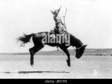 Canutt lady rider champion du monde sur Winnemucca, 1919. Kitty Canutt, nom de scène Kitty Wilks (Juillet 15, 1899 - 3 juin 1988), était un professionnel bronc rider, et le Champion du concours général à la Cowgirl 1916 Pendleton Round-Up dans Pendleton, Oregon, pour son cheval et le relais des courses. Elle était connue sous le nom de 'Diamond Girl' ou 'Diamond Kitty' parce qu'elle avait un diamant fixé dans sa dent de devant. Elle serait parfois déposer le pion et diamond lorsqu'elle avait besoin d'argent du concours. Le tronçonnage est un mouvement effectué par un cheval dans lequel l'animal abaisse sa tête et soulève ses arrière-train en Banque D'Images