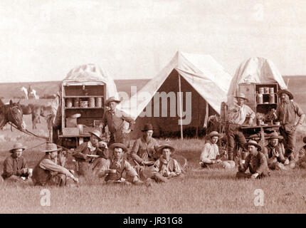 Le chuckwagon est attribuée à Charles Goodnight, un éleveur du Texas, qui a introduit le concept en 1866. Éleveurs de bovins parqués dans des régions du pays qui n'ont pas de chemins de fer, ce qui signifiait qu'ils avaient besoin d'être nourris sur la route pendant des mois à la fois. Bonne nuit modifié le wagon Studebaker, un surplus de l'armée durable-wagon, ajouté un 'chuck' à l'arrière du chariot avec tiroirs et étagères pour l'espace de stockage et un couvercle à charnière pour fournir une surface de cuisson. Un baril d'eau était également joint à la familiale et la toile était suspendu en dessous pour transporter du bois de chauffage. Un wagon box a été utilisé pour stocker la cuisson supplie Banque D'Images