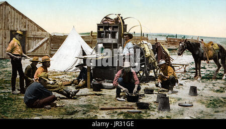 Le chuckwagon est attribuée à Charles Goodnight, un éleveur du Texas, qui a introduit le concept en 1866. Éleveurs de bovins parqués dans des régions du pays qui n'ont pas de chemins de fer, ce qui signifiait qu'ils avaient besoin d'être nourris sur la route pendant des mois à la fois. Bonne nuit modifié le wagon Studebaker, un surplus de l'armée durable-wagon, ajouté un 'chuck' à l'arrière du chariot avec tiroirs et étagères pour l'espace de stockage et un couvercle à charnière pour fournir une surface de cuisson. Un baril d'eau était également joint à la familiale et la toile était suspendu en dessous pour transporter du bois de chauffage. Un wagon box a été utilisé pour stocker la cuisson supplie Banque D'Images