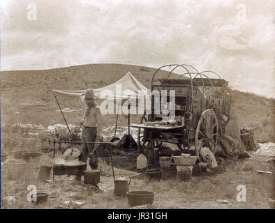 Le chuckwagon est attribuée à Charles Goodnight, un éleveur du Texas, qui a introduit le concept en 1866. Éleveurs de bovins parqués dans des régions du pays qui n'ont pas de chemins de fer, ce qui signifiait qu'ils avaient besoin d'être nourris sur la route pendant des mois à la fois. Bonne nuit modifié le wagon Studebaker, un surplus de l'armée durable-wagon, ajouté un 'chuck' à l'arrière du chariot avec tiroirs et étagères pour l'espace de stockage et un couvercle à charnière pour fournir une surface de cuisson. Un baril d'eau était également joint à la familiale et la toile était suspendu en dessous pour transporter du bois de chauffage. Un wagon box a été utilisé pour stocker la cuisson supplie Banque D'Images