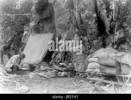 Accueil de l'emballeur, pied de Dyea, canyon Trail. La ruée vers l'or du Klondike a été une migration d'un volume estimé de 100 000 prospecteurs à la région du Klondike de la Yukon entre 1896 à 1899. L'or a été découvert par les mineurs locaux le 16 août 1896 et, lorsque la nouvelle atteint Seattle et San Francisco, il a déclenché une ruée de prospecteurs. Pour atteindre les champs d'or la plupart ont pris la route à travers les ports de Dyea et Skagway en Alaska. Ici, les prospecteurs pourraient suivre la piste Chilkoot ou le White Pass sentiers pour le fleuve Yukon et descendre vers le Klondike. Chacun d'eux a été nécessaire pour ramener la provision d'une année o Banque D'Images