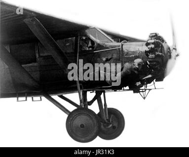 Kenneth Hunter couché sur le chat-marche ; obtient sa tête tout près de l'hélice lorsque frère John pilotes de l'avion. À partir de spectacles aériens et barnstorming durant les années 1920, la marche de l'aile est l'acte de déménagement sur les ailes d'un avion en vol. Balades d'aile a été considéré comme une forme extrême d'aile barnstorming, et les marcheurs devraient constamment relever le défi de dépasser l'autre. Ils ont eux-mêmes admis que le point de leur métier était de faire de l'argent sur l'idée de peut-être regarder quelqu'un mourir. Certains des nombreux saltimbanques de devenir populaire étaient minuscules Broderick Banque D'Images