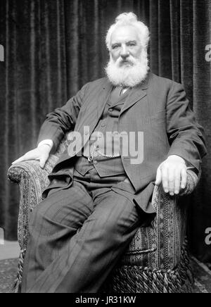 Alexander Graham Bell (3 mars 1847 - 2 août, 1922) était un orthophoniste Accédez et inventeur du téléphone. Bell a suivi son père et son grand-père dans la profession de l'orthophonie, mais a également étudié les ondes sonores et la mécanique de la parole. En 1871, il a déménagé aux États-Unis, pour devenir professeur de physiologie vodal à Boston. Il y a effectué ses expériences dans la transformation des ondes sonores en impulsions électriques pour la transmission des fils. En 1876, il fait breveter le téléphone et a fondé ce qui est devenu la société AT&T. Plus tard, il a fait de nombreuses améliorations à la Banque D'Images