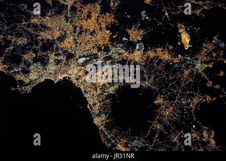 Naples, Italie, de nuit, photographiée par un astronaute de la Station spatiale internationale le 30 janvier 2017. Le grand cercle foncé est Mt. Le Vésuve. Les feux verts sont plus âgés, les ampoules à vapeur de mercure. Banque D'Images