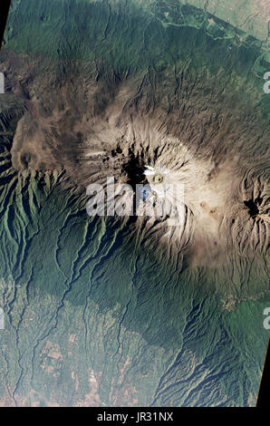 Le mont Kilimandjaro, a acquis le 20 janvier 2017, par l'Advanced Land Imager (ALI) sur l'observation de la terre de la NASA-1, montrant les différentes zones de végétation, y compris les terres agricoles sur la savane sèche, forêt tropicale, xérophile, sommet et glacées. Banque D'Images