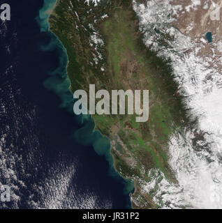 Côte de Californie le 11 février 2017, après une série de tempêtes d'hiver, comme vu par le radiomètre imageur infrarouge visible Suite (VIIRS) sur le satellite NPP Suomi. Réservoirs sont pleins, et cours d'eau abondants transporter des sédiments boueux à l'océan Pacifique. Comparer avec jg5743, prise en novembre 2016, avant la pluie. Banque D'Images