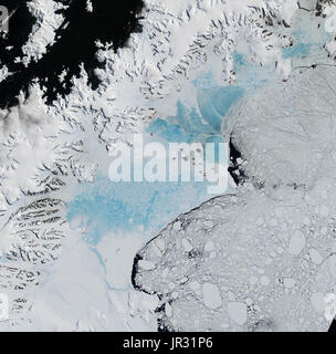 Partie nord de la barrière de glace de Larsen, composé de quatre couleurs naturelles des images capturées par les satellites terrestres opérationnelles Imager (OLI) sur Landsat 8 le 6 janvier 2016, et 8. Deux grandes sections de la plate-forme de glace se sont effondrés au cours des dernières années. Bleu, couvert de glace de mer de fonte est maintenant dans l'anses où Larsen Larsen A et B étaient autrefois. Un reste de Larsen B, maintenant connu sous le nom de plate-forme de glace, d'entrée de la cicatrice est encore visible au sud. Banque D'Images