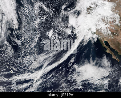 Le Pineapple Express a soumis plusieurs pouces de pluie sur le Pacifique d'Hawaï au sud de la Californie, comme vu par le radiomètre imageur infrarouge visible Suite (VIIRS) sur le satellite NPP Suomi le 20 février 2017. Après cinq années de sécheresse, autant de pluie à la fois causé des inondations et des glissements de terrain. Banque D'Images