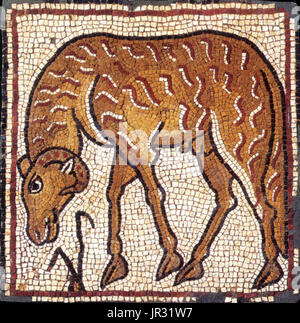 Mosaïque byzantine, Ram. (Theodorias Qasr moderne Libye) était une ville byzantine dans la Cyrénaïque, fondée en 539 par l'empereur Justinien et nommé en l'honneur de son épouse, l'impératrice Théodora. L'histoire de Qasr Libye remonte à la période grecque (4e siècle avant J.-C.), quand il a été appelé Olbia. Le complexe comporte deux églises : l'église orientale, découvert en 1957, et l'Église occidentale, découvert en 1964. Les mosaïques ont été exhumés dans l'église orientale à proximité après avoir été découvert par des ouvriers de Libye. La collection contient 50 panneaux, principalement d'animaux, dieux, déesses, nymphes, et famou Banque D'Images