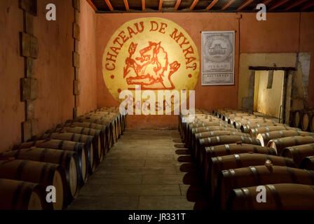 Château de Myrat wine estate logo, appellation Sauternes, tonneaux de vin en bois stockées dans les caves, Barsac, Gironde, Graves, au sud-ouest de la France Banque D'Images