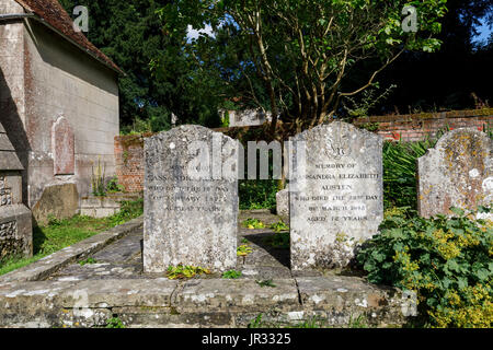 Les pierres tombales de Jane Austen's mère et sa sœur Cassandra dans cimetière de l'église paroissiale de St Nicholas, Chawton, dans le Hampshire, dans le sud de l'Angleterre, Royaume-Uni Banque D'Images