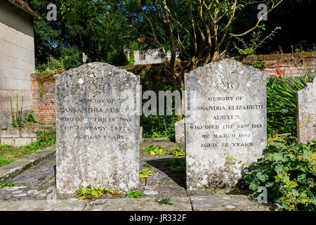 Les pierres tombales de Jane Austen's mère et sa sœur Cassandra dans cimetière de l'église paroissiale de St Nicholas, Chawton, dans le Hampshire, dans le sud de l'Angleterre, Royaume-Uni Banque D'Images