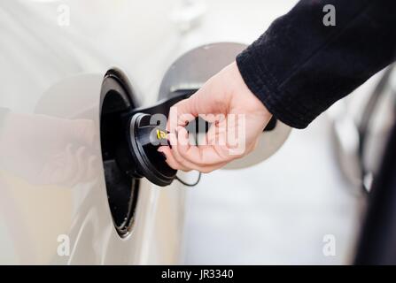 Ouverture du bouchon de carburant diesel femme à la station-service Banque D'Images