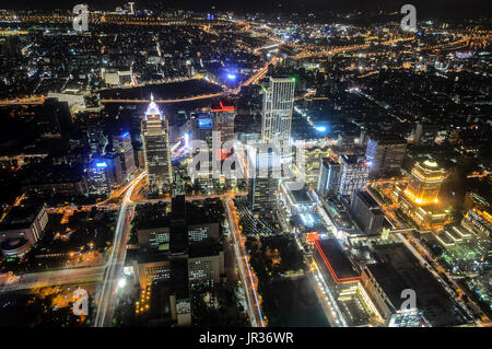 Vue aérienne de nuit à Taipei, Taiwan avec très éclairé les rues et les bâtiments de la ville rayonnante Banque D'Images
