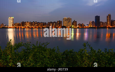 Les lumières de la ville de Taïpei coloré reflétant dans la rivière Tamsui dans la nuit à Taiwan Banque D'Images