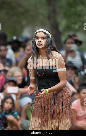 Jeune et Jolie interprète féminine à pois bodypainting, Laura Aboriginal Dance Festival, Cape York, Far North Queensland, Queensland, Australie, FNQ Banque D'Images