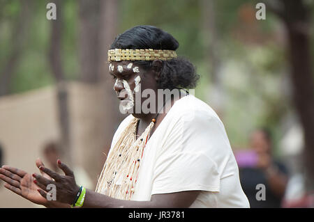 Artiste Femme à pois bodypainting, Laura Aboriginal Dance Festival, Cape York, Far North Queensland, Queensland, Australie, FNQ Banque D'Images