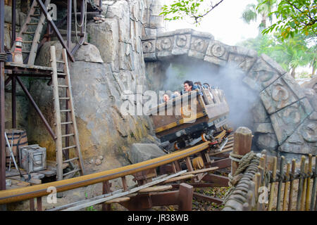 CHIBA, Japon : Raging Spirits attraction dans la région du delta de la rivière Lost in Tokyo Disneysea situé à Urayasu, Chiba, Japon Banque D'Images