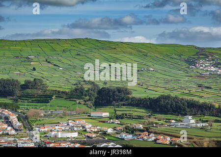 Vue aérienne de la vallée et colline avec des champs agricoles et maisons d'habitation dans l'île Terceira en Açores Banque D'Images