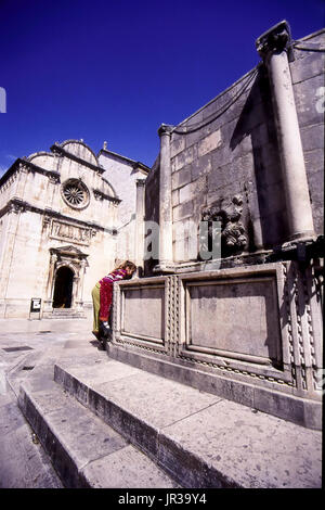 Onofrios grande fontaine et église de St Sauveur, Stradun Placa, vieille ville de Dubrovnik, Croatie Banque D'Images