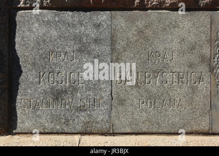 Pierres de Fondation survivant du monument de dictateur soviétique Joseph Staline en parc de Letna à Prague, République tchèque. La pierre de fondation du sommet de Stalinov štít (Pic Staline) dans les Hautes Tatras à partir de la région de Košice, maintenant Gerlachovský štít, le plus haut sommet de la Slovaquie, est vu dans la gauche, tandis que la pierre de fondation de Poľana dans la Région de Banská Bystrica, en Slovaquie, est considérée dans le droit. Banque D'Images