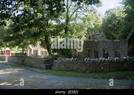 La rue des chalets et des vieux téléphone fort, bureau de poste, Rang dans le village abandonné de Tyneham, à l'île de Purbeck, Dorset, England, UK Banque D'Images