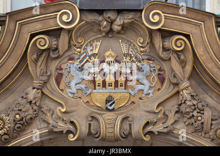 Armoiries de Prague représentés sur la façade principale de l'Pražská městská pojišťovna (Compagnie d'Assurance) de la ville de Prague dans la Vieille-Ville de Prague, en République tchèque. Le bâtiment conçu par l'architecte tchèque Osvald Polívka en style néo-baroque a été construit en 1898- 1901. Le bâtiment est aujourd'hui, il est le siège du ministère du Développement régional de la République tchèque. Banque D'Images