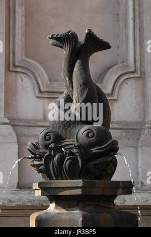 Fontaine décorée de deux dauphins conçu par le sculpteur tchèque František Hnátek et architecte Rudolf Kříženecký (1906) à côté de l'église Saint Nicolas (Kostel svatého Mikuláše) à la place de la Vieille Ville à Prague, en République tchèque. Banque D'Images