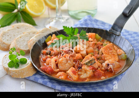 Ragoût de fruits de mer avec sauce tomate dans une casserole Banque D'Images