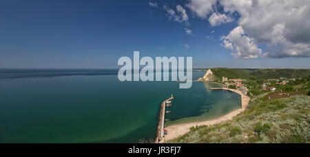 Vue imprenable depuis au-dessus de la baie. Paysage panoramique de Kavarna, Bulgarie Banque D'Images