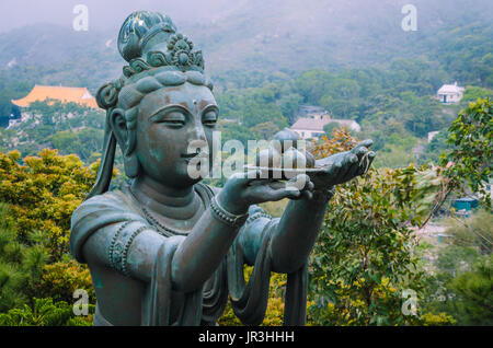 Des statues en bronze et en faisant l'éloge de buddhistic offrandes aux Tian Tan Buddha - Big Buddha. Banque D'Images