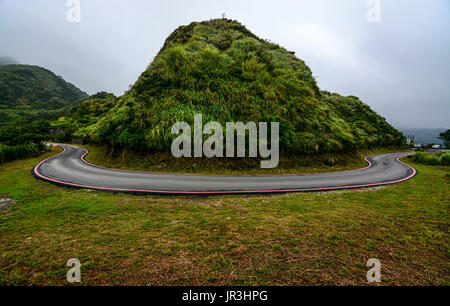 Virage en épingle potentiellement dangereux sur une route de montagne le long de la côte de Jiufen, Taiwan Banque D'Images