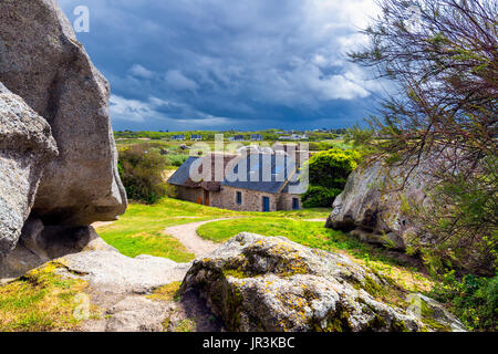 Maison entre les rochers à Meneham Kerlouan, village, Finistère, Bretagne (Bretagne), France Banque D'Images