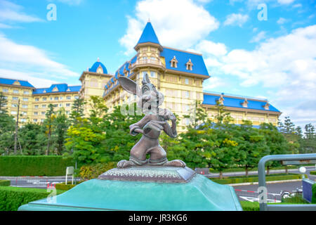 CHIBA, Japon : caractère Lapin statue décorée à Tokyo Disney Resort, Urayasu, Japon Banque D'Images