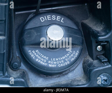 Close-up d'un bouchon de remplissage de carburant en plastique noir d'une voiture à moteur diesel. La mention "diesel". Banque D'Images