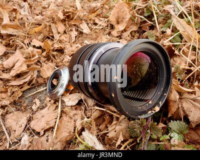 6 février 2017. Mon Olympus 12-40 f2.8 lens avec caméra tomber vers le bas à partir de pont de pierres dans la rivière. Le mont a éclaté dans l'électronique et l'objectif de Banque D'Images