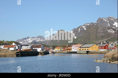 Le village des Lofoten en Norvège Kabelvaag vu depuis un bateau. Banque D'Images