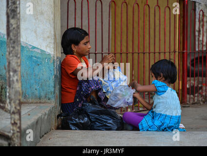 Yangon, Myanmar - Feb 13, 2017. Des gens assis et de l'attente à la gare centrale de Yangon, Myanmar. Yangon Myanmar est plus grande ville et ses plus Banque D'Images