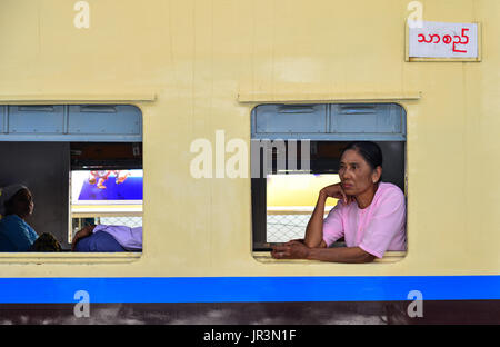 Yangon, Myanmar - Feb 13, 2017. Les passagers assis sur le train à la gare de Yangon, Myanmar. Yangon Myanmar est plus grande ville et ses plus importantes c Banque D'Images