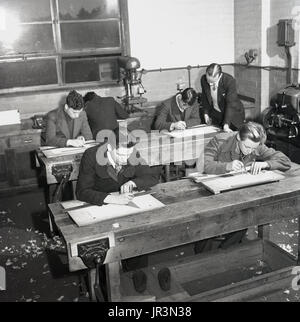 1948, historique, à l'intérieur d'une salle d'un collège technique, plusieurs stagiaires miniers masculins assis sur des bancs de travail en bois faisant des dessins ou des dessins techniques à l'aide de règles et de triangles de dessin, sous la supervision d'un superviseur masculin, Angleterre, Royaume-Uni. Banque D'Images