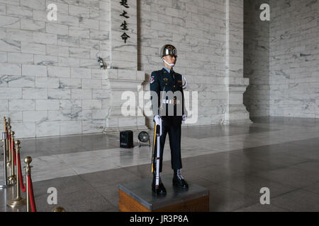 Taipei, Taiwan - le 4 avril 2017 : Garde d'honneur à la Chiang Kai-shek Memorial Hall à Taipei, Taiwan. Banque D'Images