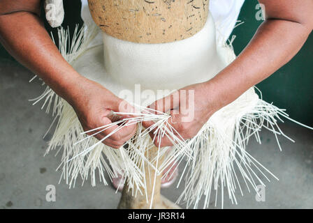 Le tissage paille toquilla hat, connu sous le nom de chapeau de Panama. Chapeau de paille d'origine équatorienne. Montecristi. L'Équateur. Banque D'Images