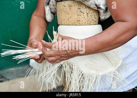 Le tissage paille toquilla hat, connu sous le nom de chapeau de Panama. Chapeau de paille d'origine équatorienne. Montecristi. L'Équateur. Banque D'Images